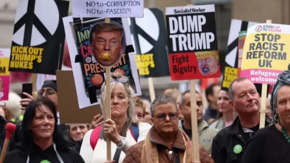 ট্রাম্পের যুক্তরাজ্যে দ্বিতীয় রাষ্ট্রীয় সফরের বিরুদ্ধে হাজারো মানুষের বিক্ষোভ